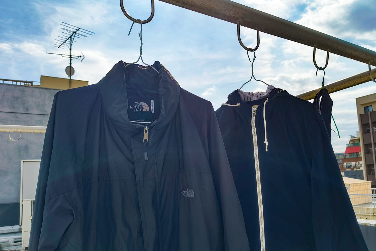ケア後の黒Tシャツを干している様子
