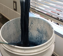 染める力が落ち、液が青くなった状態