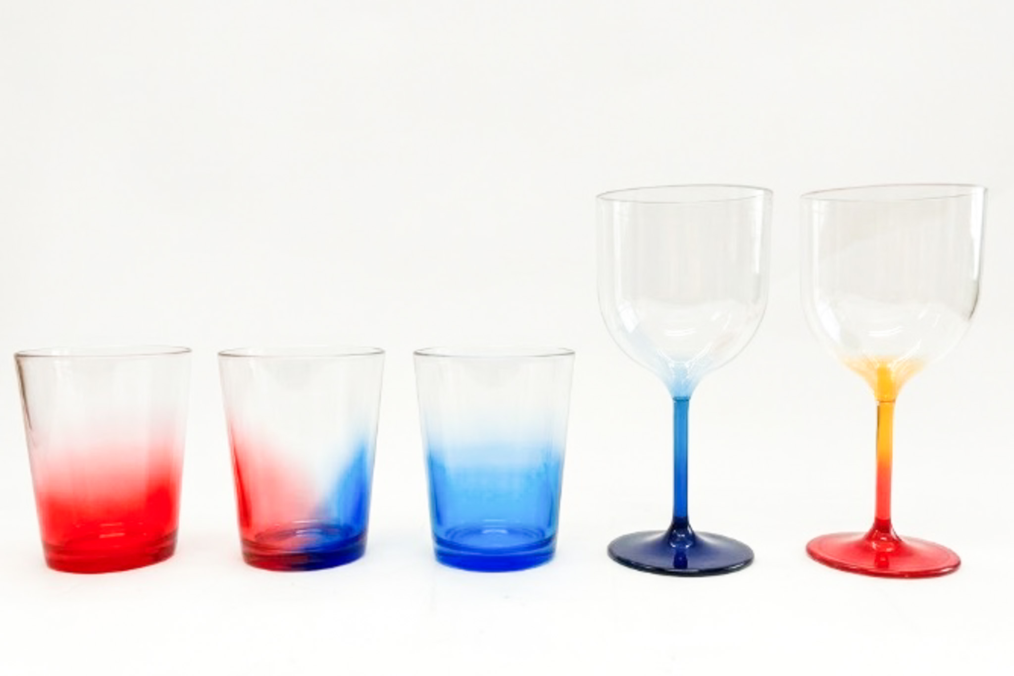 プラ染め太郎でグラデーションに染めたプラスチックのコップとワイングラス